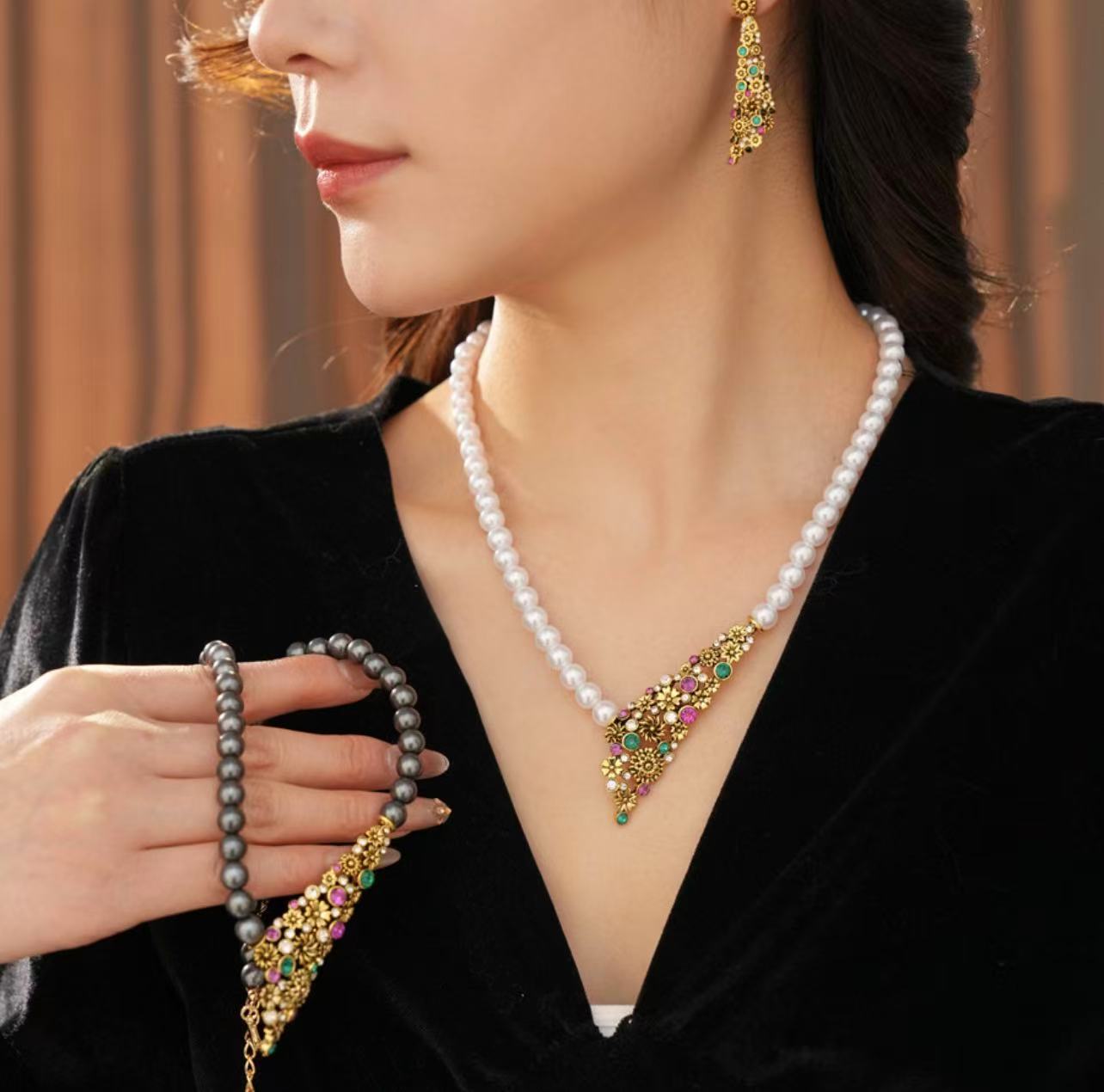 Vintage Floral Jewelry Set（Earrings + White Pearl Necklace）