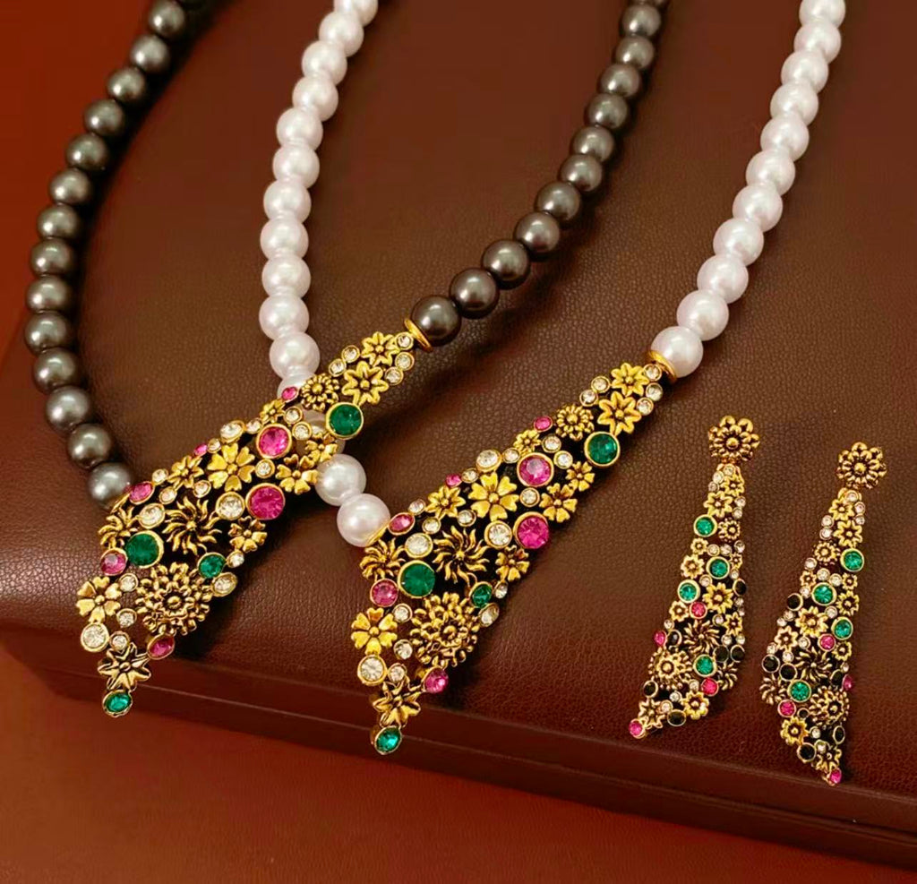 Vintage Floral Jewelry Set（Earrings + White Pearl Necklace）