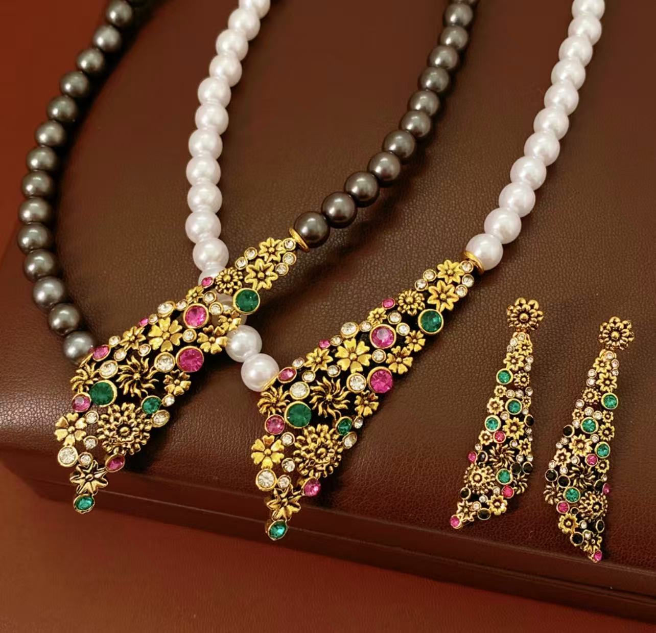 Vintage Floral Jewelry Set（Earrings + White Pearl Necklace）