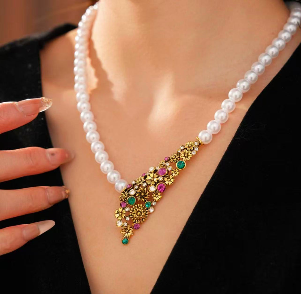 Vintage Floral Jewelry Set（Earrings + White Pearl Necklace）