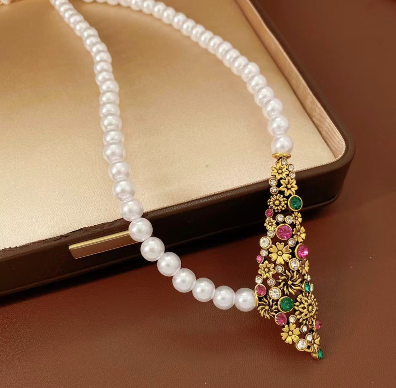 Vintage Floral Jewelry Set（Earrings + White Pearl Necklace）
