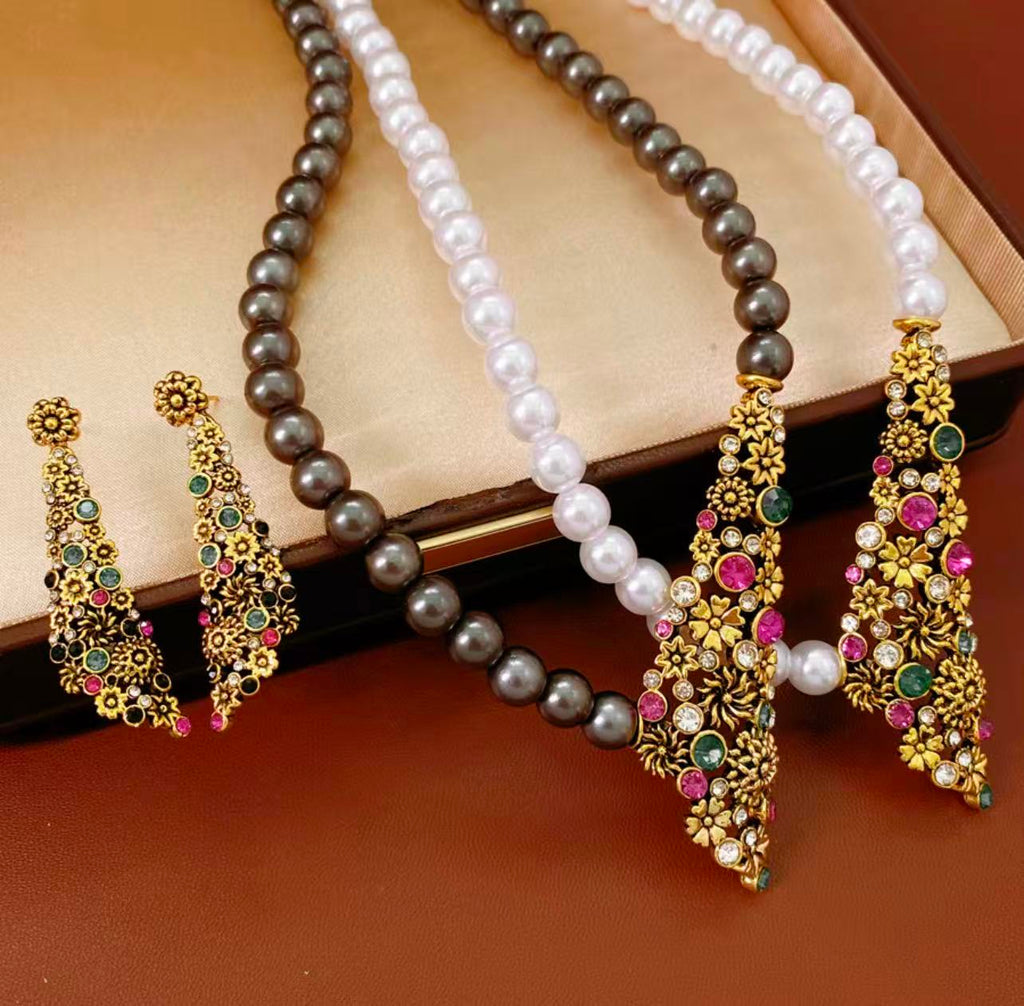 Vintage Floral Jewelry Set（Earrings + White Pearl Necklace）