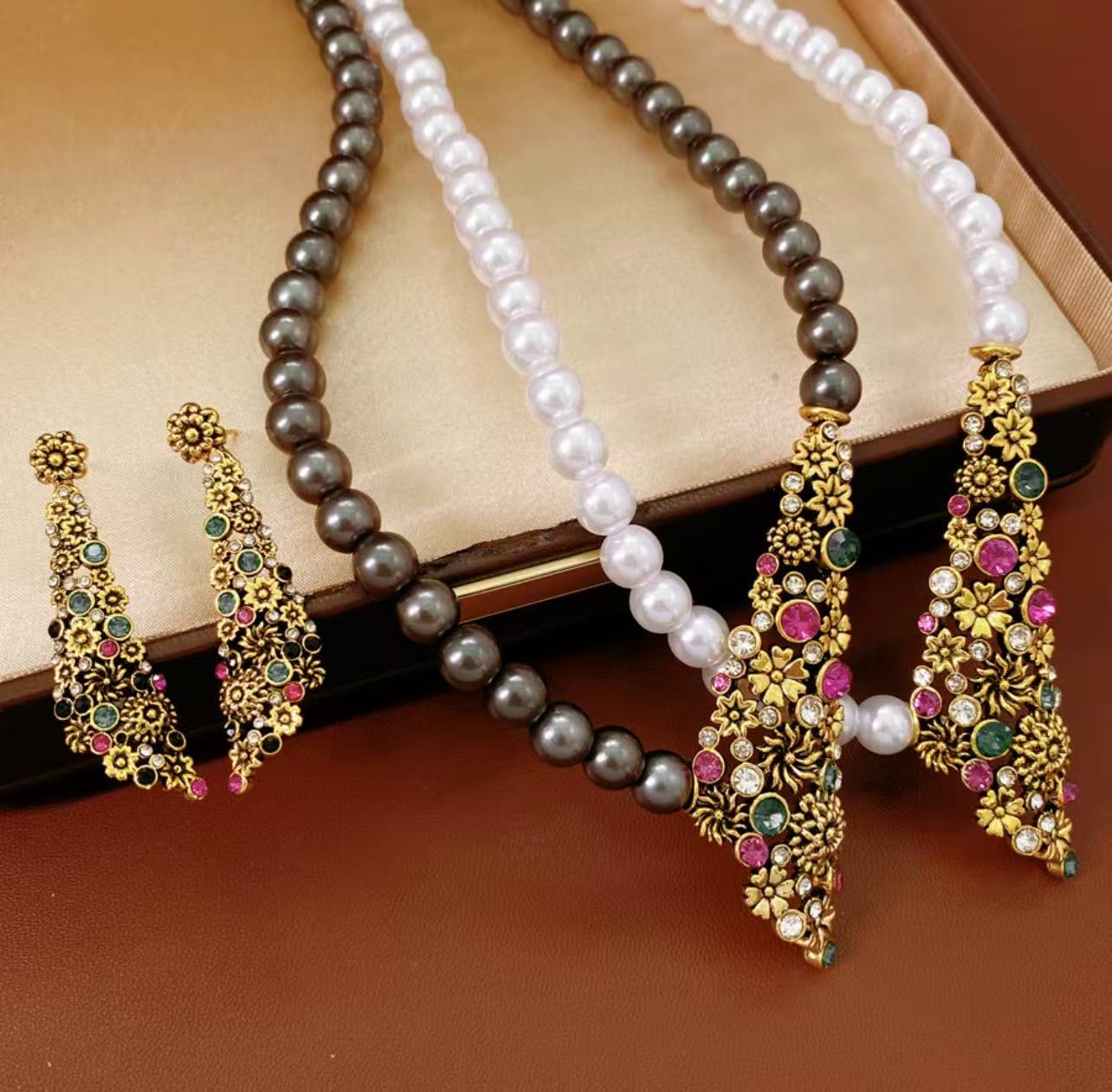 Vintage Floral Jewelry Set（Earrings + White Pearl Necklace）