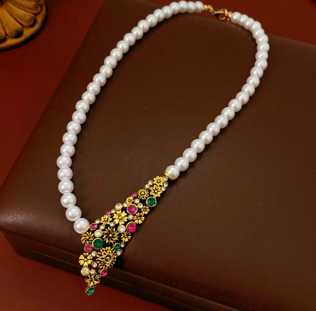 Vintage Floral Jewelry Set（Earrings + White Pearl Necklace）