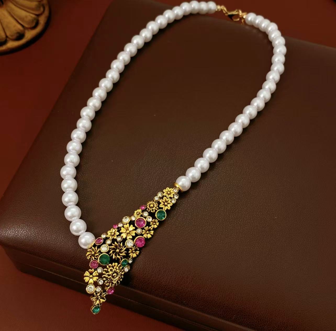 Vintage Floral Jewelry Set（Earrings + White Pearl Necklace）